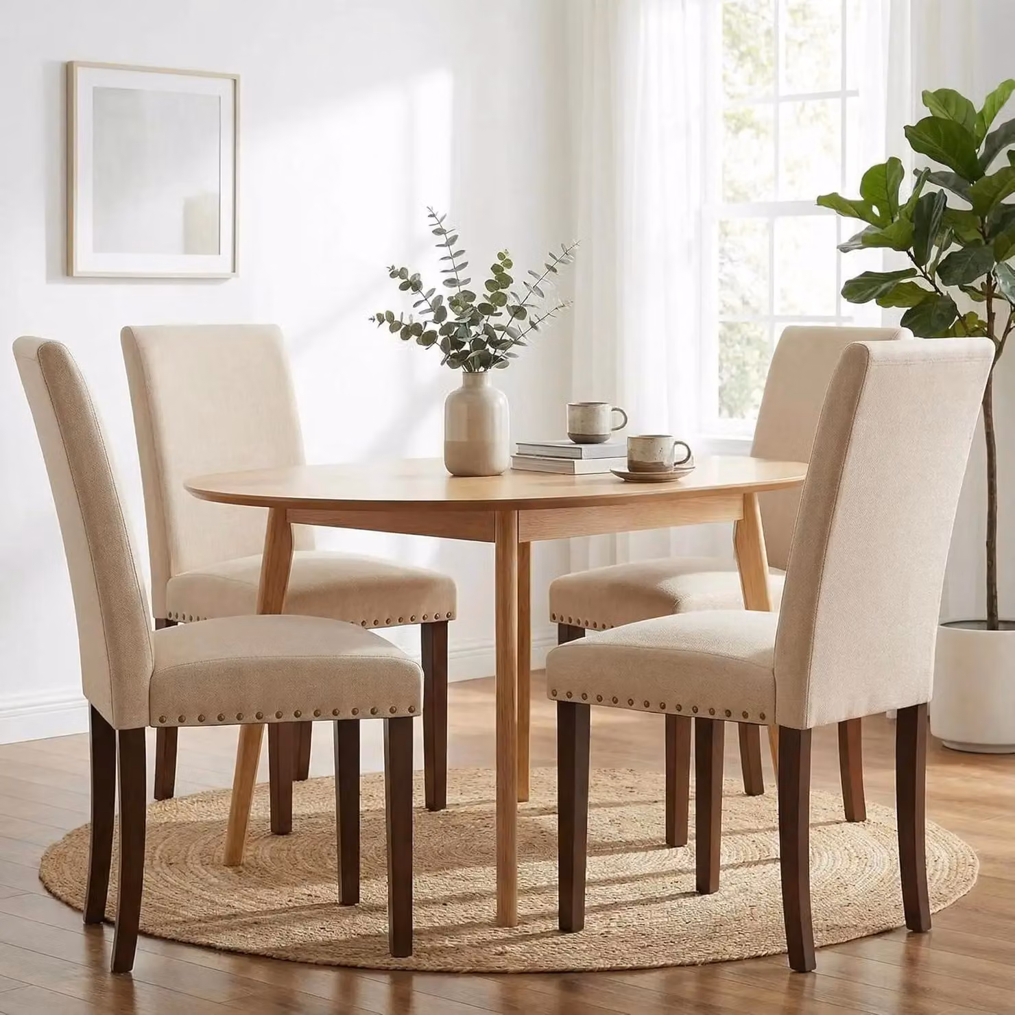 Sedie da pranzo - Set di 4 - Beige - Rivestimento in tessuto - Sedili imbottiti - Decorazioni con dettagli a forma di testa di chiodo - Gambe in legno massello