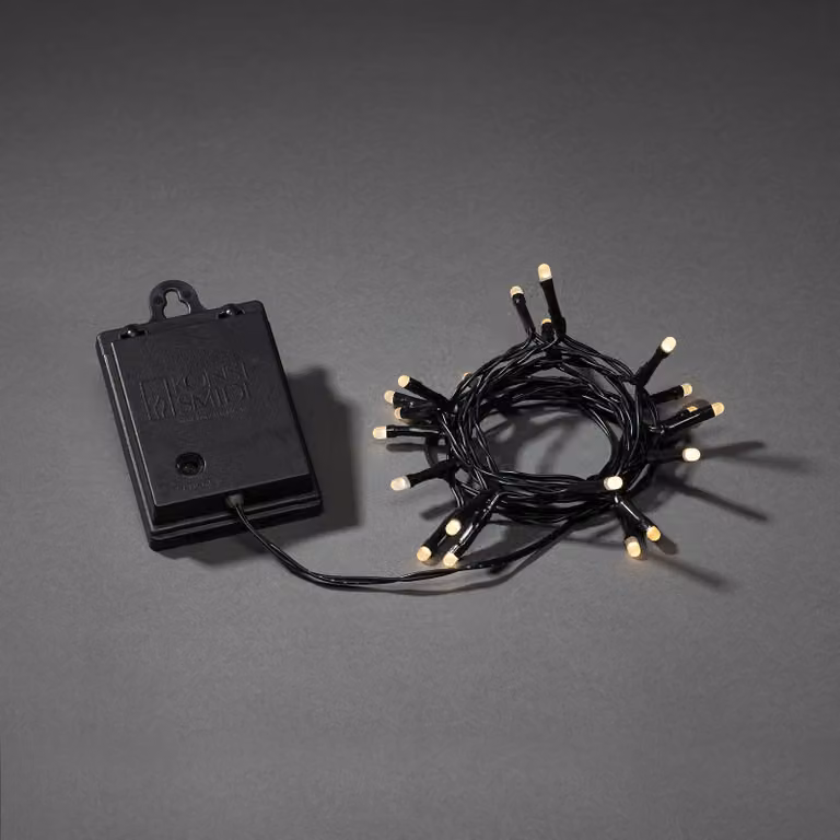 Fata LED Konstsmide, con interruttore on/off, con sensore di luce e timer 6h e 9h, smerigliata, 20 diodi bianco caldo, a batteria, per esterni (IP44), cavo nero, batteria: 4 x AA 1,5V (escl.) - 3722-130
