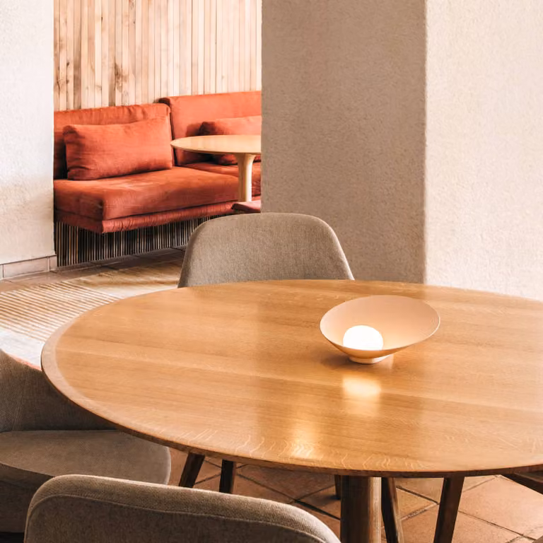 Vibia Lampada da tavolo a LED Musa, dimmerabile, Crema / Ambra, Soggiorno / Sala da pranzo, Alluminio, Moderno, Lampada da tavolo LED