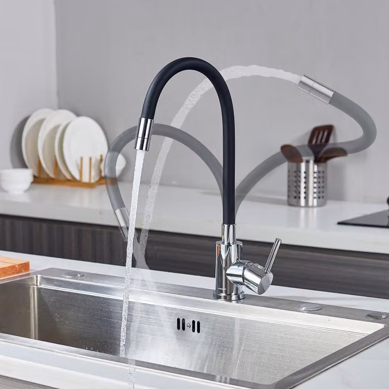 Rubinetto da cucina con tubo flessibile e funzionalità di rotazione a 360°