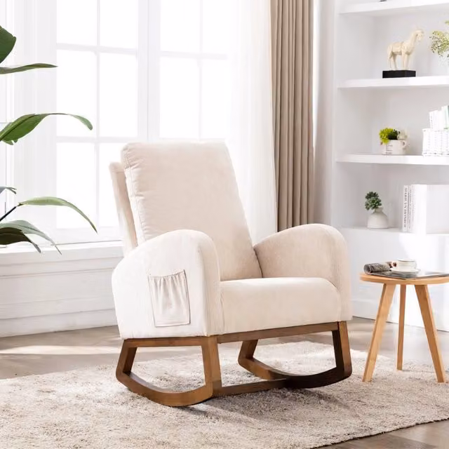 Sedia a dondolo con schienale alto e tasche laterali in lino beige con braccioli lunghi e gambe in legno di gomma