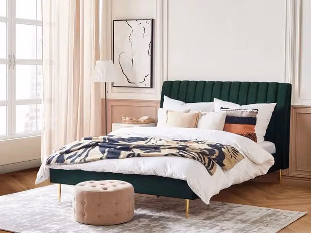 Letto imbottito Beliani in velluto verde smeraldo e oro con rete a doghe e testata alta, design moderno, L/P/H: 180 x 200 x 124 cm – 1