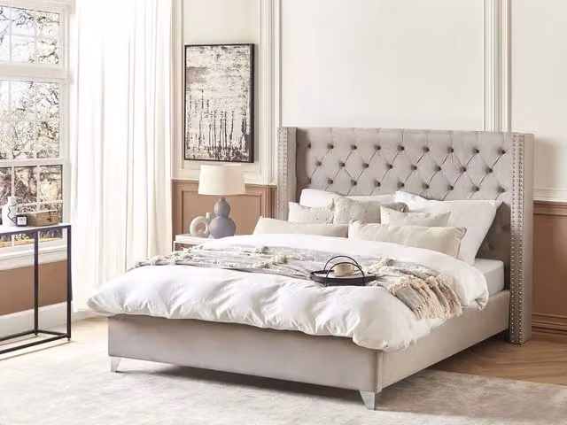 Letto matrimoniale Beliani in velluto grigio con doghe a resorte e stile glamour L/P: 180 x 200 cm