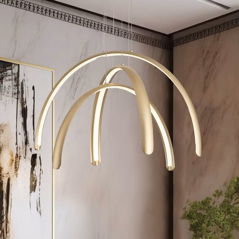 Viokef Lampada LED a sospensione Megan, lunghezza 60 cm, color oro, 3 luci. Megan, Ottone / Oro, Soggiorno / Sala da pranzo, Alluminio, Moderno