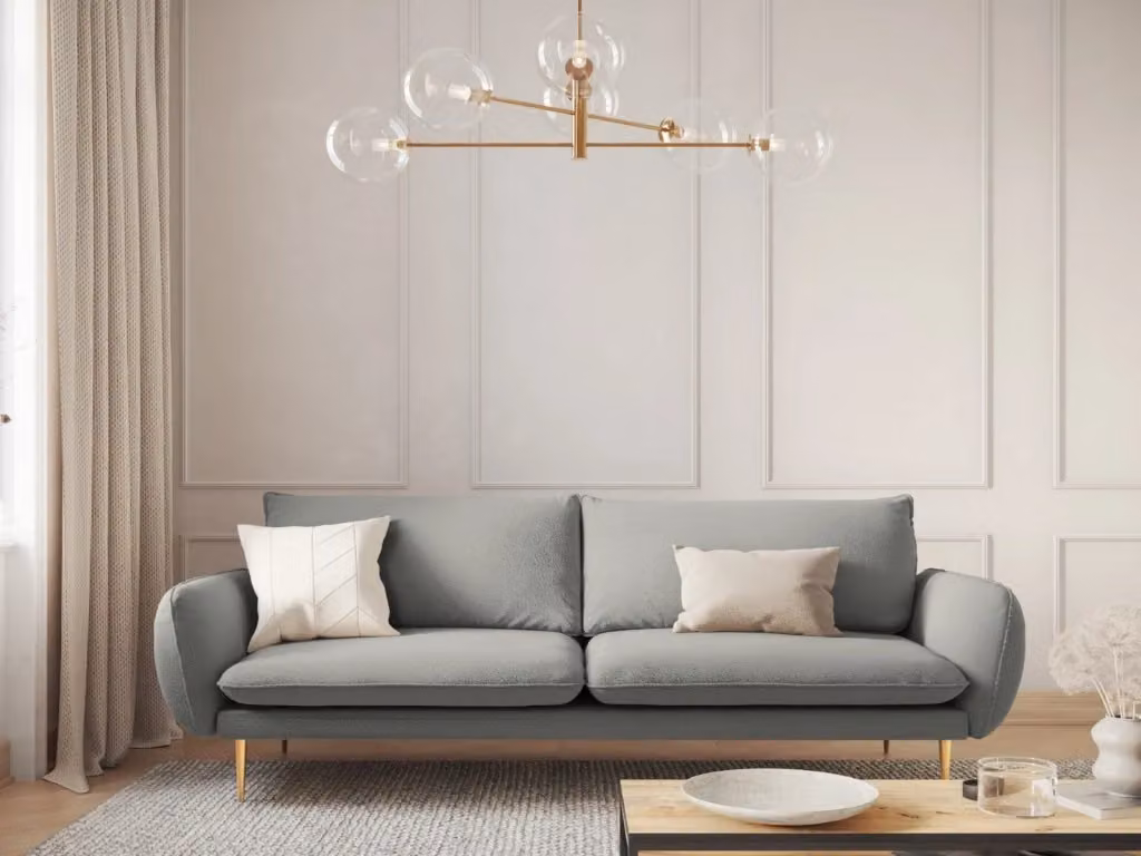 Divano 4 posti Vienna di Cosmopolitan Design in bouclé grigio con dettagli oro e cuscini inclusi – 2