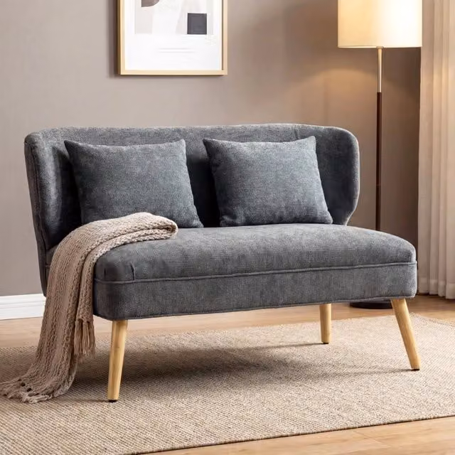 Divano a 2 posti moderno REDOM in tessuto grigio con struttura in legno e cuscini inclusi, Larghezza: 117 cm – 1