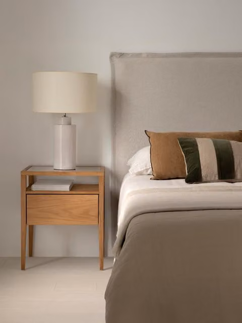 Comodino Vita Kenay Home in rovere impiallacciato con 1 cassetto, colore marrone