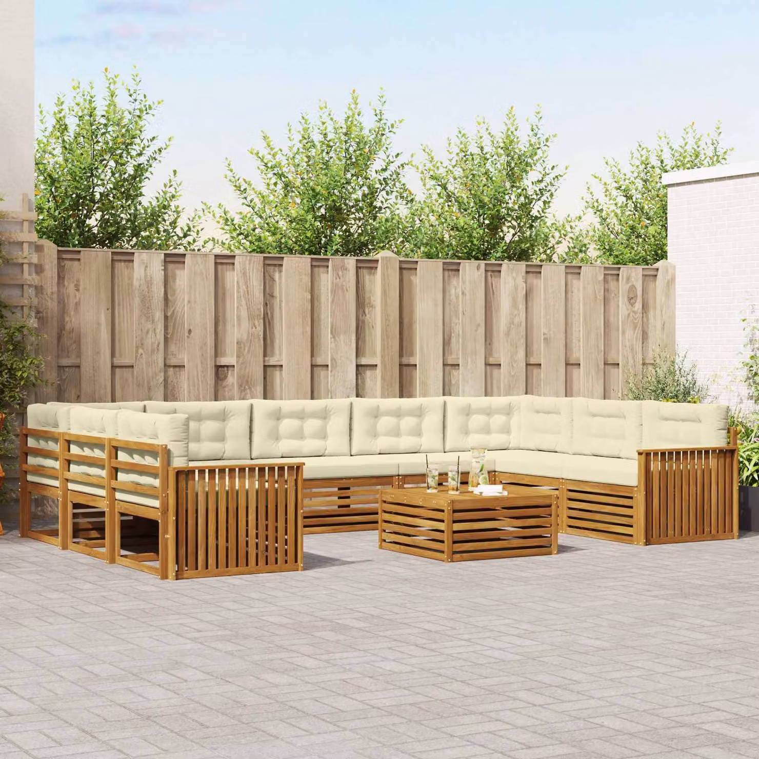 Set di divani da esterno vidaXL in legno di acacia con cuscini, colore beige e bianco, composizione a U con tavolino da giardino
