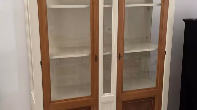 Vetrina classica con 2 ante in vetro Mobili2g in legno color avorio e noce L: 146 cm, P: 53 cm, H: 213 cm
