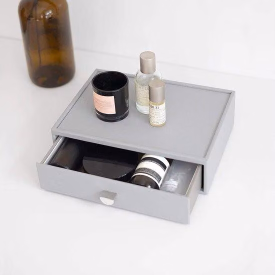 Toeletta grigia con cassetto e piano di lavoro per il trucco