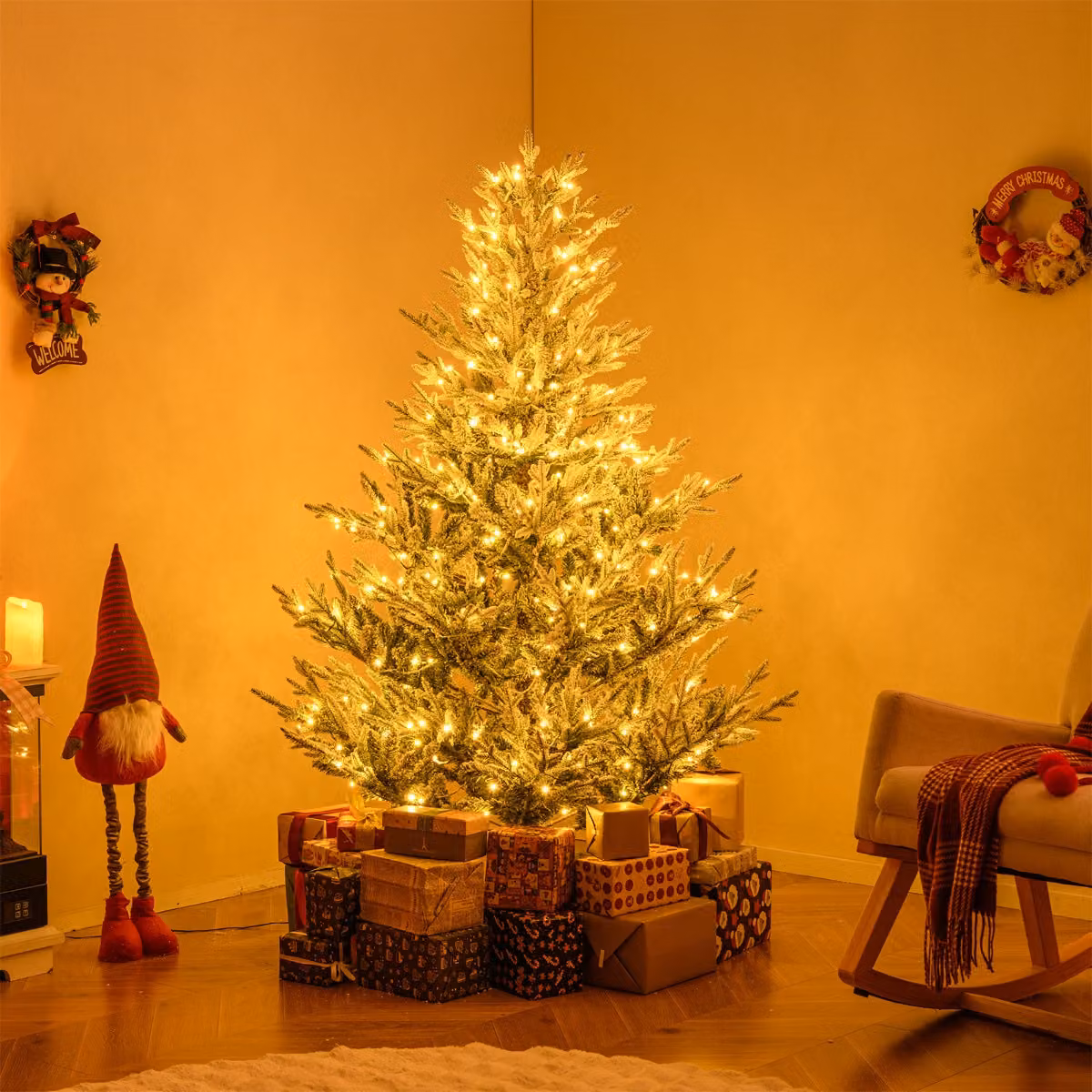 Albero di Natale artificiale innevato Costway verde con rami articolati in PVC e luci LED bianco caldo regolabili, Altezza: 180 cm