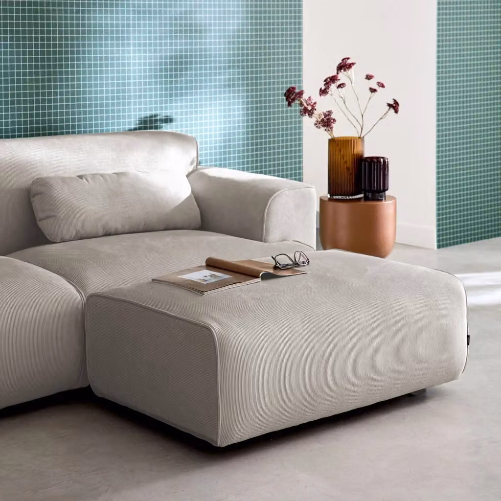 Poggiapiedi per divano Sweeek in velluto a coste beige e grigio con struttura in legno di pino – 2