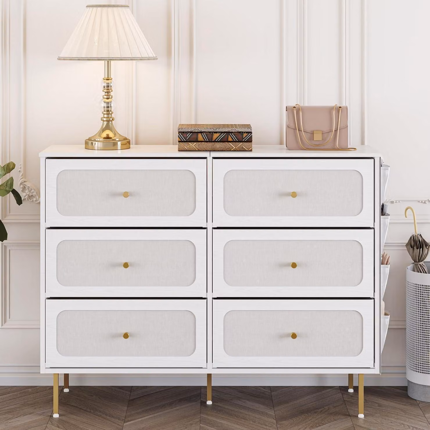 Comodino da 110 cm con 6 cassetti rivestiti in tessuto, bianco e oro, struttura in metallo, dimensioni 110 x 30 x 85 cm