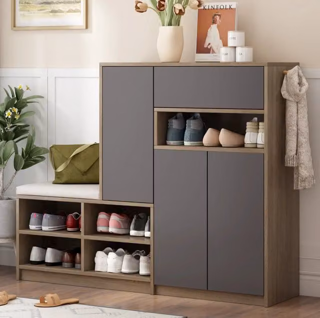 Panca portascarpe con seduta imbottita e ripiani regolabili; 140x35x110 cm; grigio in pannello truciolare