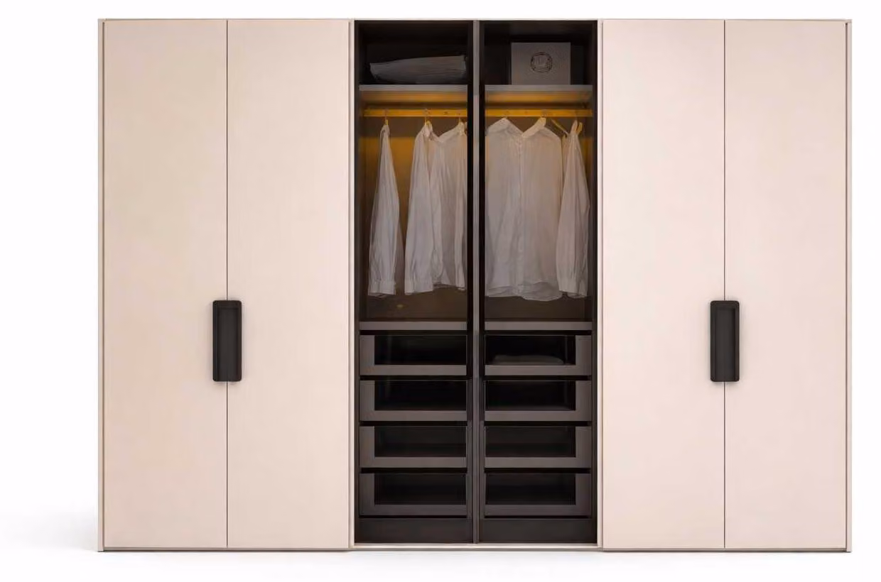 Armadio da camera da letto, struttura in legno beige, stile moderno, camera da letto