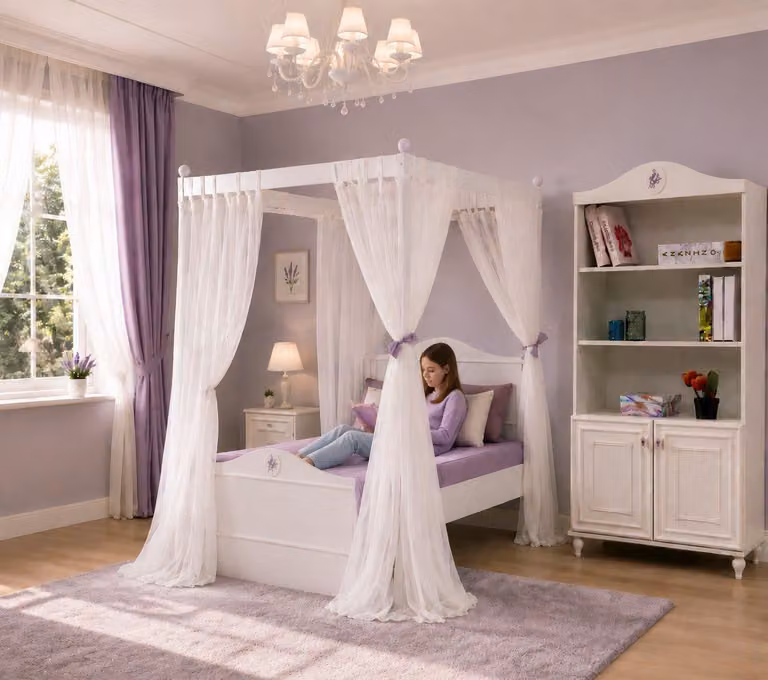Letti a baldacchino, librerie, tende, camera da letto