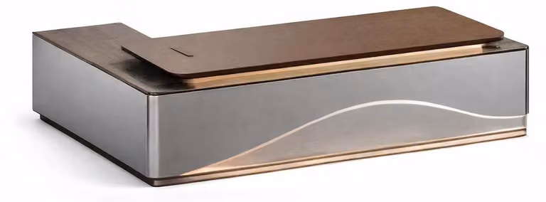 Moderna scrivania in acciaio inossidabile e legno con un'elegante forma ondulata