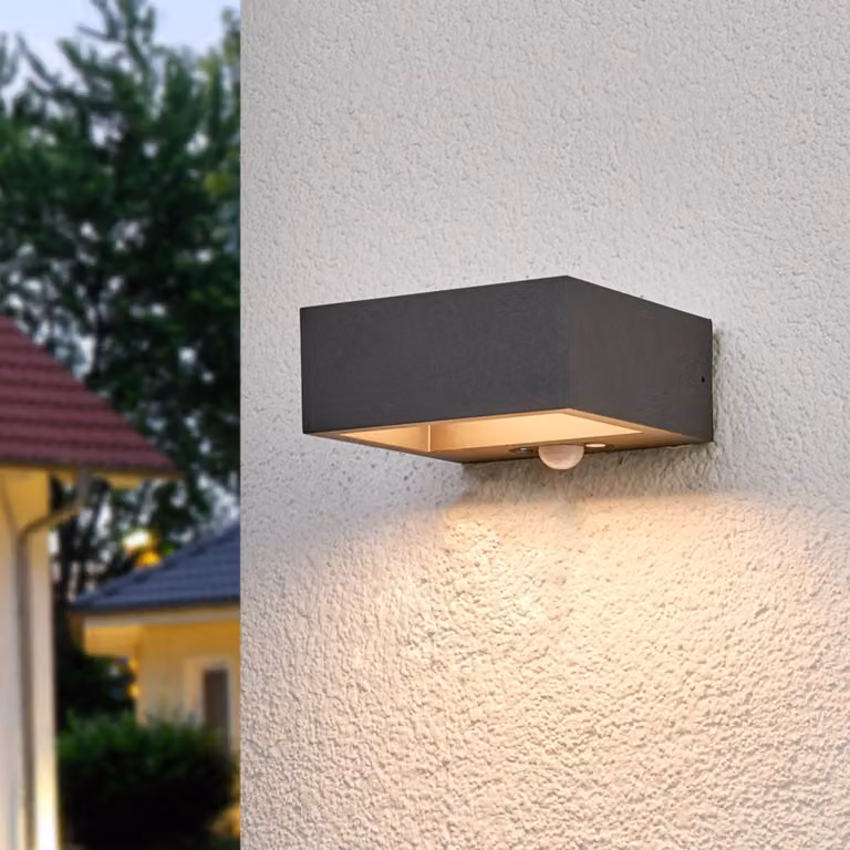 Lucande Lampada da parete solare a LED Mahra, antracite, metallo, sensore Mahra, Alluminio / Grigio / Zincato, Alluminio, Moderno, Lampada solare da esterni