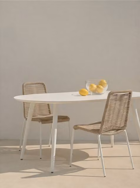 Sedia da giardino Bowen Kenay Home in corda bianca e beige con struttura in acciaio verniciato a polvere