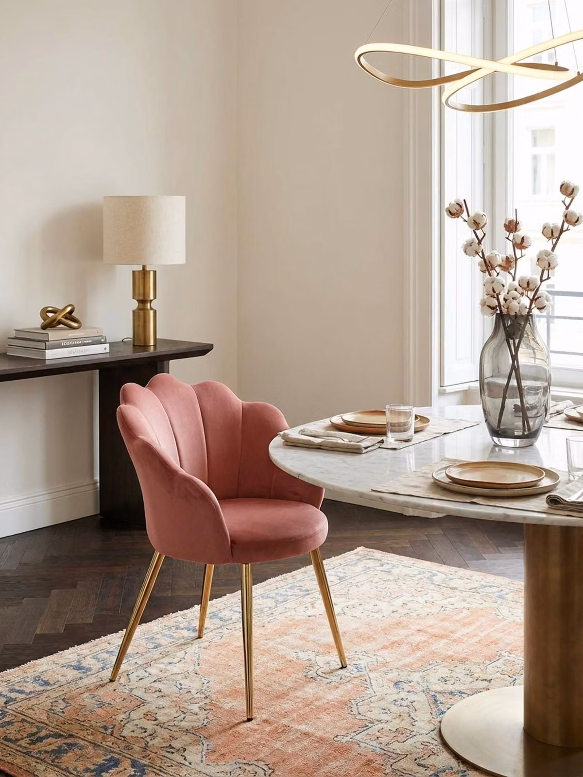 Sedia da pranzo Tulpe in velluto rosa imbottita, sedia da cucina con gambe dorate, sedia a guscio in stile scandinavo, sedia imbottita con rivestimento in tessuto