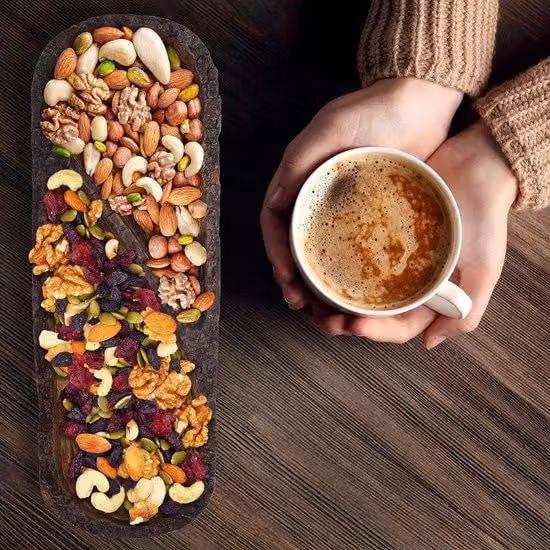 Grande vassoio da portata in legno a fondo profondo per insalate, verdure e frutta – ideale per le famiglie e le feste.