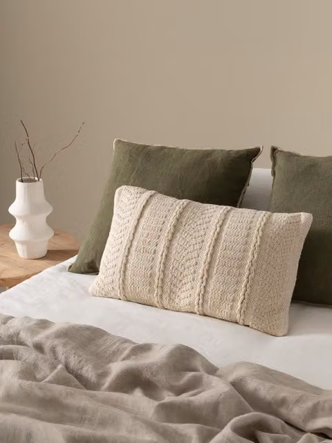 Cuscino Lark Kenay Home con fodera lavabile in cotone a righe etnico bianco e beige L: 30 cm x P: 30 cm