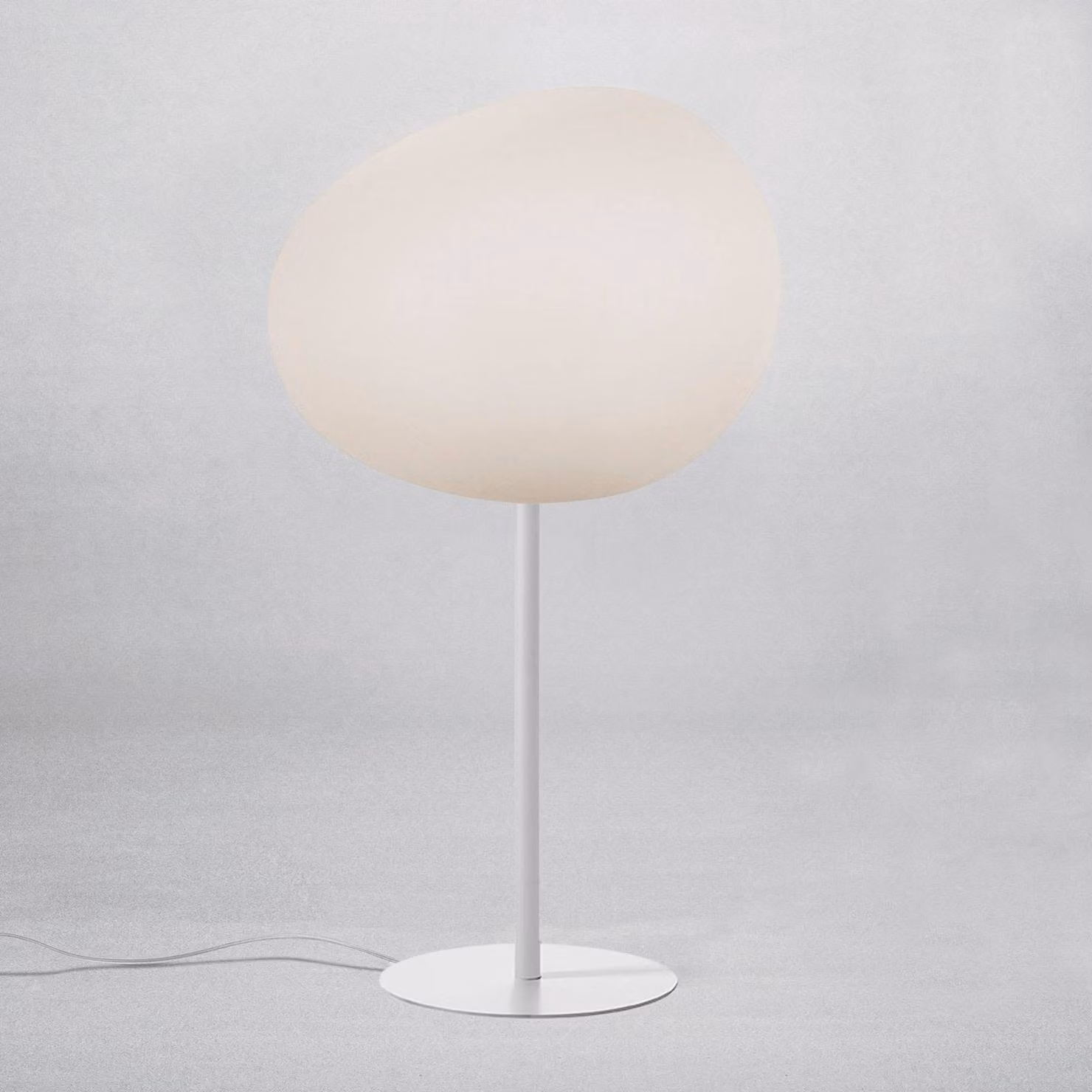 Foscarini Lampada da tavolo di design Gregg, dimmerabile, Bianco / Opale, Soggiorno / Sala da pranzo, Vetro, Design, Lampada da tavolo