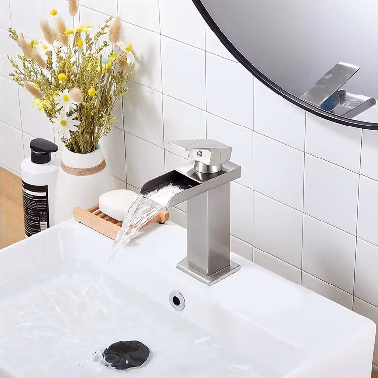 Miscelatore monocomando per lavabo a cascata, in acciaio inossidabile e ottone, a risparmio idrico
