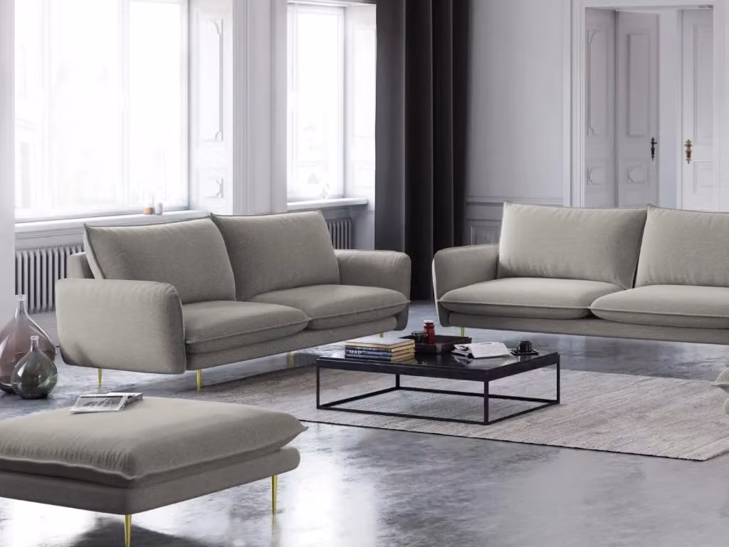 Divano 2 posti Vienna di Cosmopolitan Design in tessuto strutturato grigio chiaro con dettagli oro – 2
