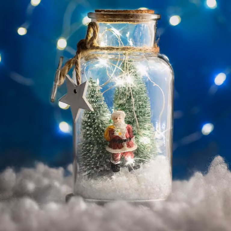 Palla di neve natalizia a LED: Babbo Natale con l'albero