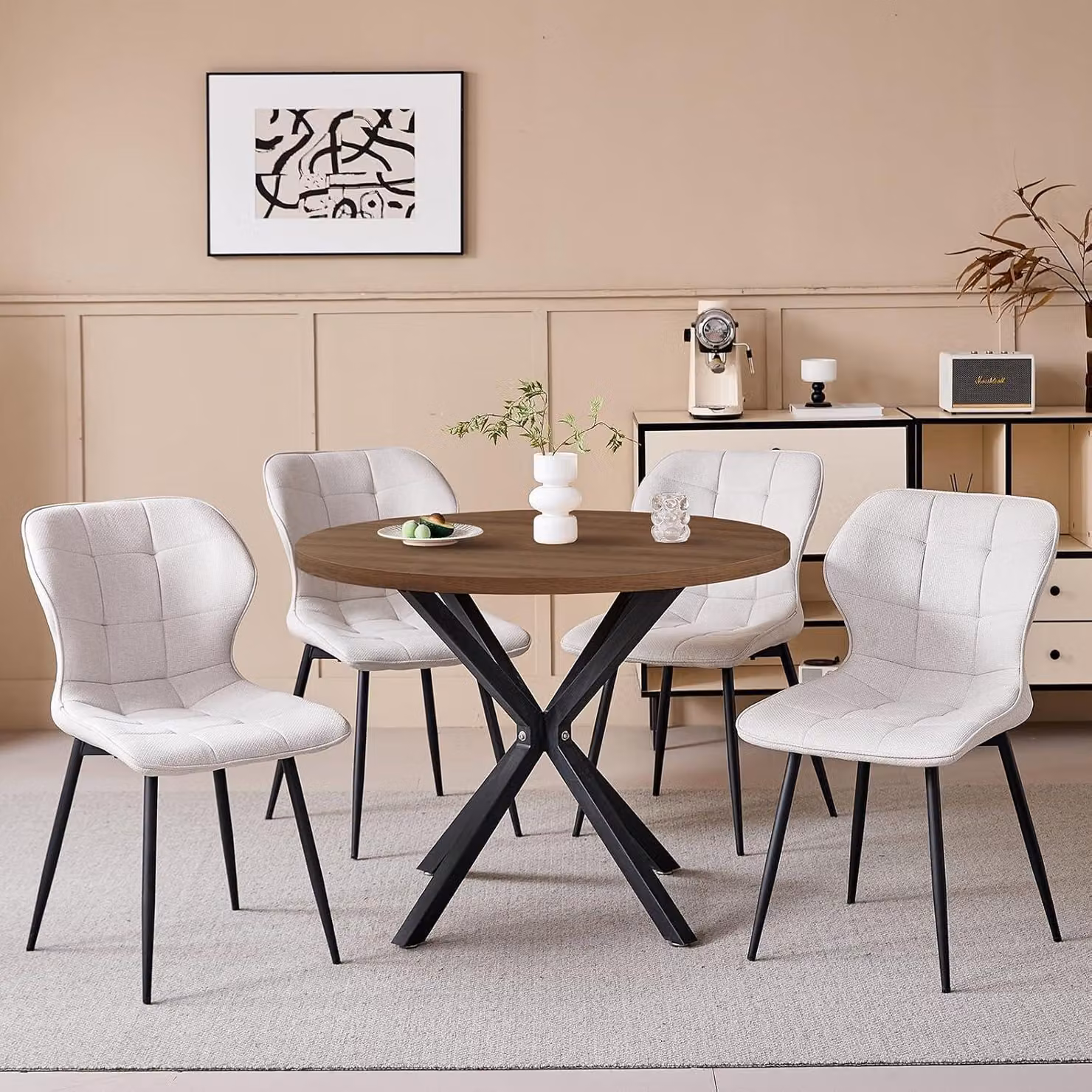 Set da pranzo composto da un tavolo rotondo da 100 cm e 4 sedie, con piano in legno scuro, sedute in lino beige e gambe in metallo