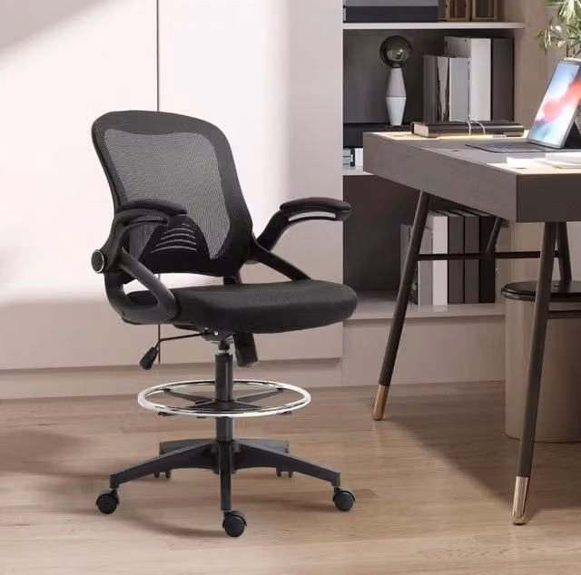 Sedia da ufficio ULEVR con funzione standing, poggiapiedi regolabile, seduta girevole e braccioli ribaltabili, nera