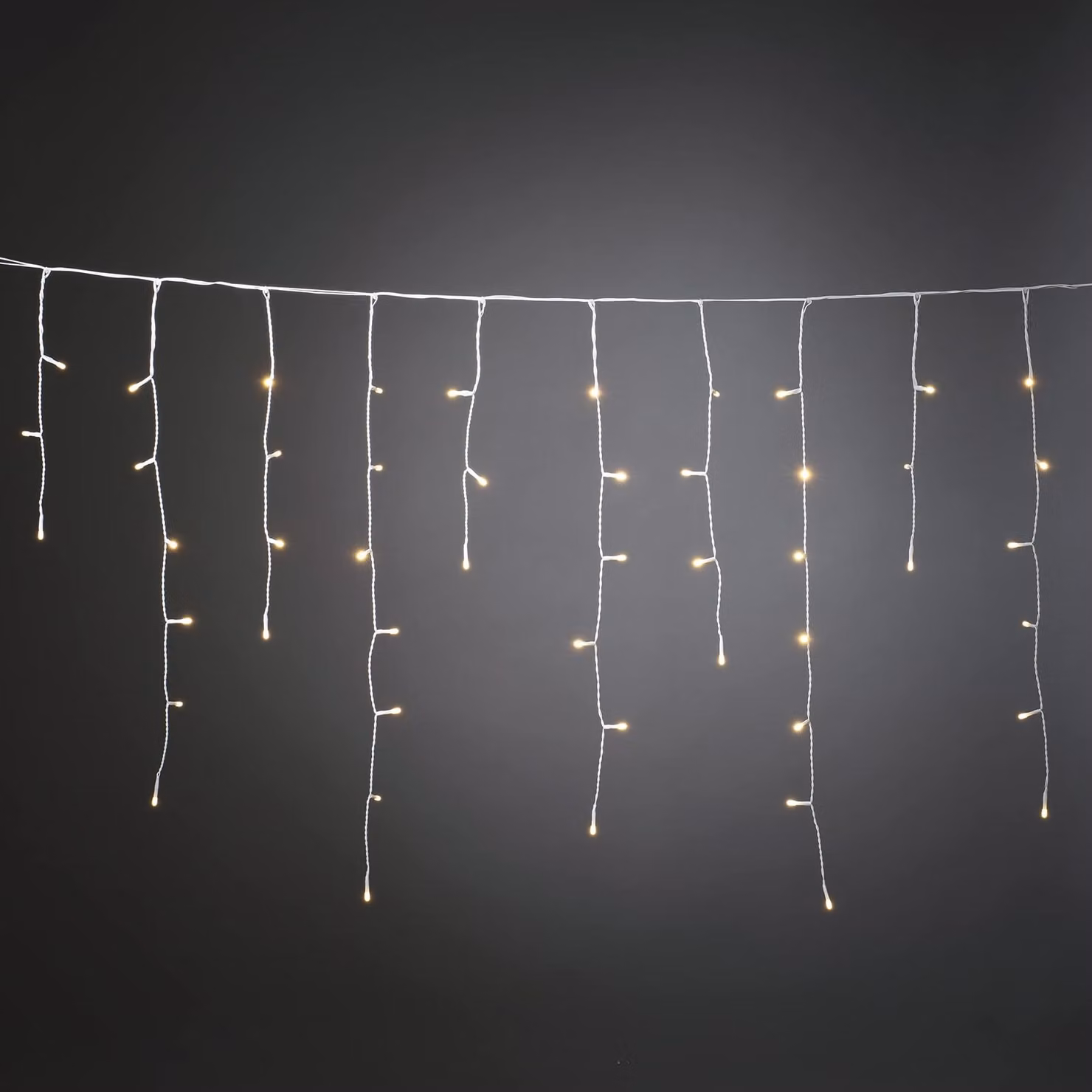 Konstsmide Tenda luminosa a LED per pioggia di ghiaccio, con sensore di luce e timer di 6 e 9 ore, smerigliata, 80 diodi bianco caldo, a batteria, per esterni (IP44), cavo bianco, batteria: 2 x D 1,5V (escl.) - 3739-132