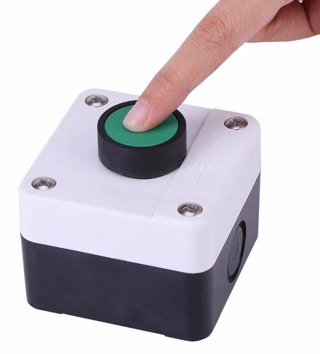 Pulsante a pressione verde, resistente agli agenti atmosferici, per l'azionamento del sistema di sblocco della porta, con un pulsante dedicato all'apertura della porta