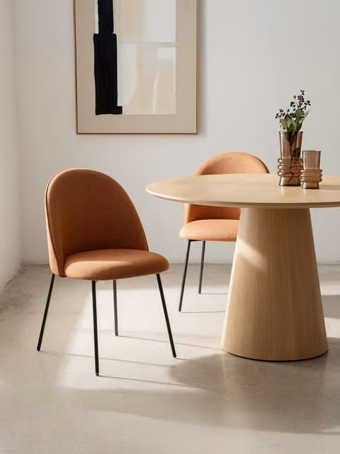Sedia imbottita Tall Kenay Home colore terracotta con struttura in metallo nero – 1