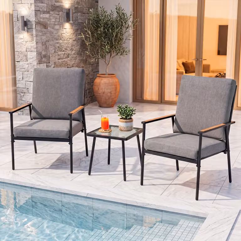 Set da giardino Costway composto da 3 pezzi con tavolo in vetro temperato e sedie con braccioli e cuscini morbidi, colore grigio, ideale per balcone, terrazza o cortile