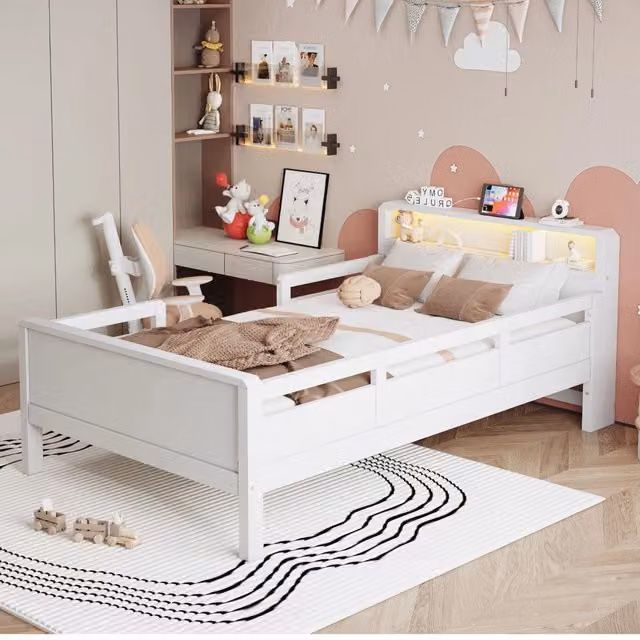 Letto per bambini SINGULARTY in legno di pino bianco con porta di ricarica USB, luci LED integrate e scomparti laterali, L/P/H: 200 x 90 x 120 cm – 1