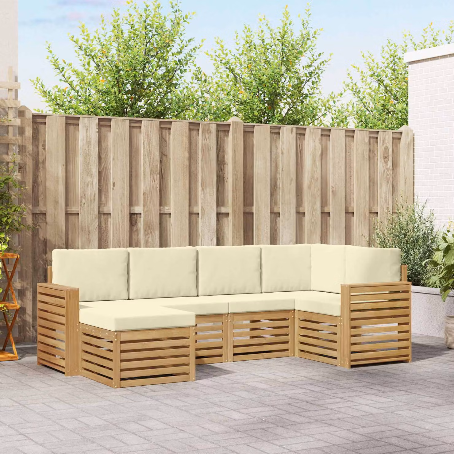 vidaXL Set di divani da esterno a L composto da 6 pezzi in legno di acacia con cuscini, colore bianco e beige