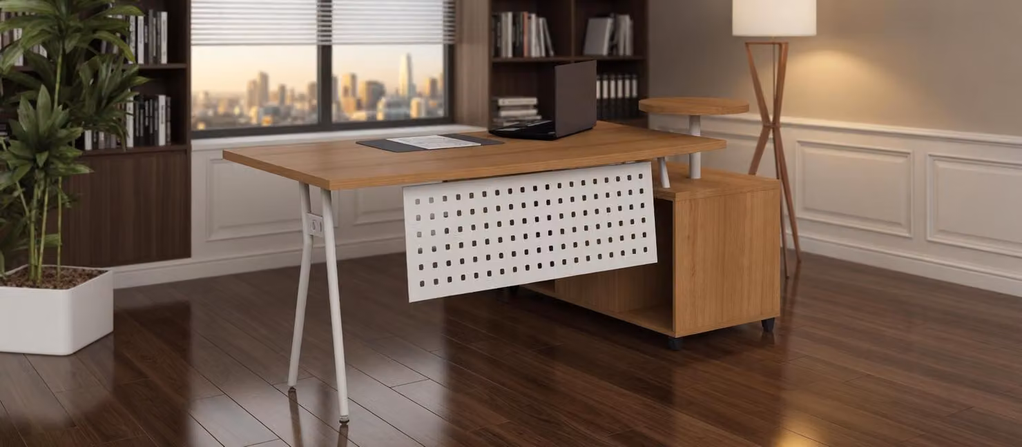 Scrivania con struttura in metallo e piano in legno, ideale per un ufficio moderno