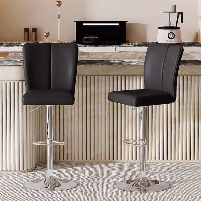 Set da 2 sgabelli da bar girevoli OKWISH con altezza regolabile, seduta in ecopelle nera e base metallica argento per cucina e soggiorno