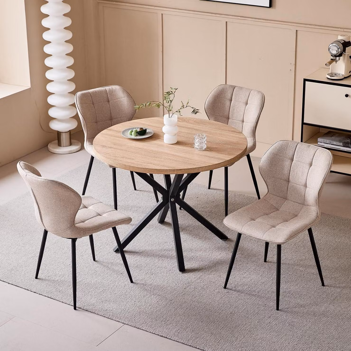 Set da pranzo composto da un tavolo rotondo da 100 cm di diametro e 4 sedie, con piano del tavolo in legno effetto legno chiaro e rivestimento delle sedie in lino color kaki