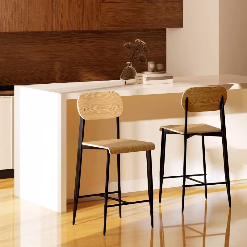 Set di 2 sgabelli da bar OKWISH in stile industrial con struttura in metallo nero e legno naturale marrone, L/P/H: 43 x 43 x 103 cm – 2