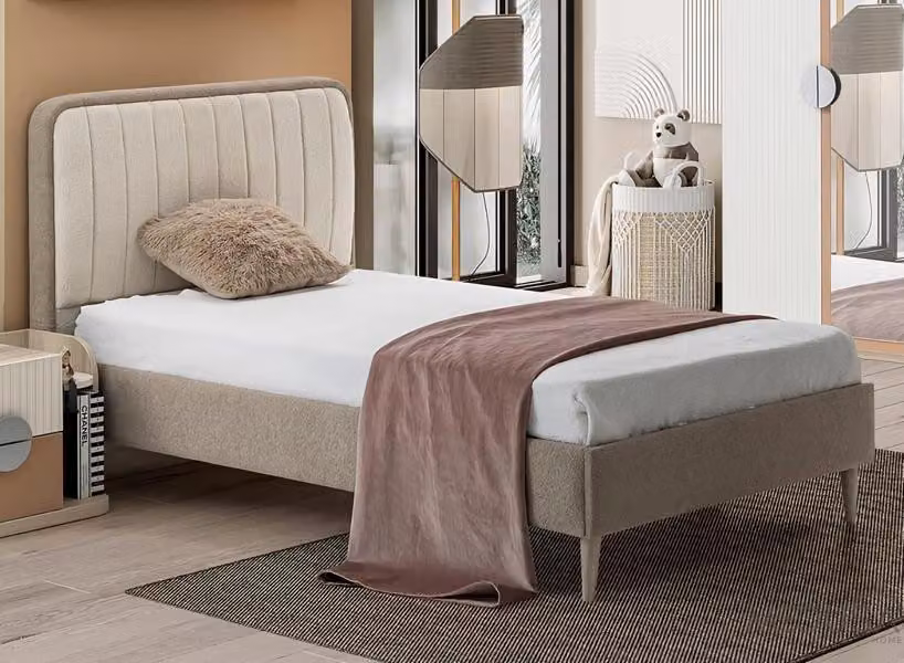 Elegantes Polsterbett mit gestepptem Kopfteil für stilvolles Jugendzimmer