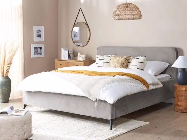 Letto Beliani in tessuto grigio con struttura imbottita e gambe in metallo, stile minimalista, L/P/H: 180 x 200 x 110 cm