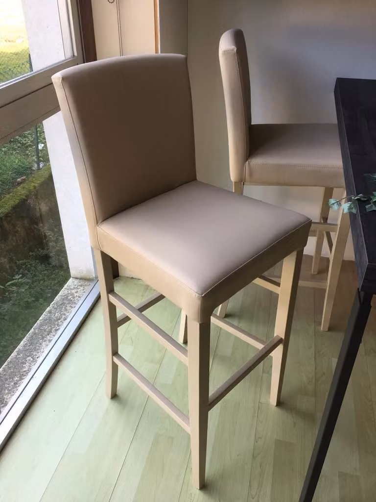 Set di 2 sgabelli imbottiti in ecopelle beige con gambe in faggio laccato beige Mobili 2G L/P: 45 x 45 cm, H: 75-108 cm