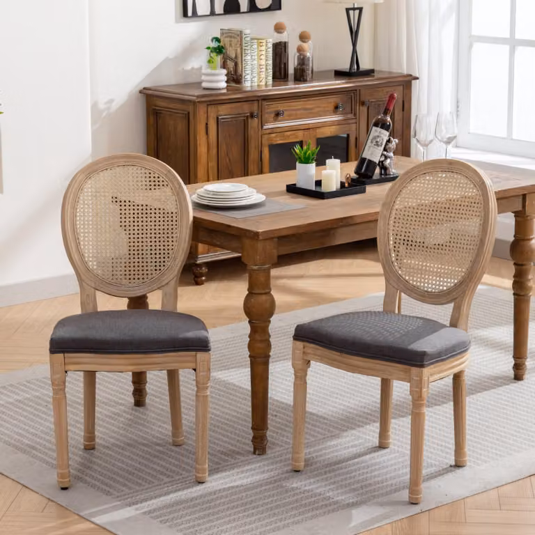 Sedia da pranzo in stile francese, set da 2: struttura in legno massello, finitura anticata, rivestimento in lino, schienale in rattan