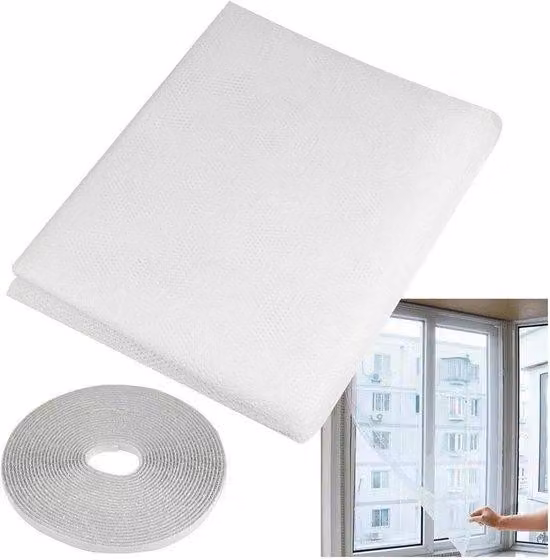 Zanzariera adesiva per finestre Unyqoos®, 130 x 150 cm, realizzata in poliestere bianco, tagliabile, inclusa di nastro a strappo (circa 0,6 x 5,6 m) e 3 toppe di riparazione, senza necessità di foratura