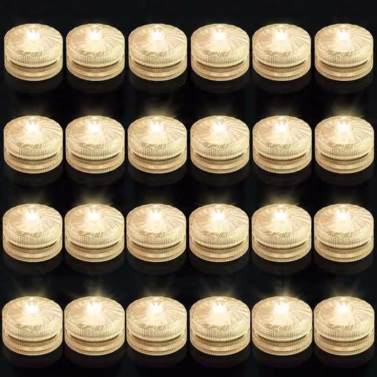Ibenzoa® Set da 24 candele LED impermeabili – luce calda e tremolante simile a quella delle candele vere, grado di protezione IP68, alimentazione a batteria CR2032 (2 per confezione), autonomia fino a 100 ore, adatte per interni ed esterni