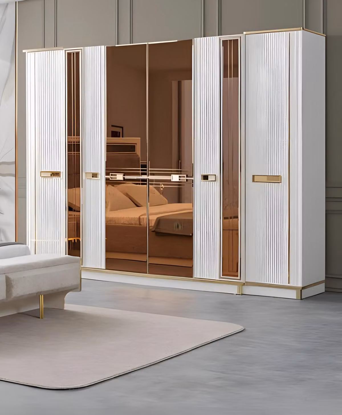 Elegante armadio bianco con specchi e dettagli dorati