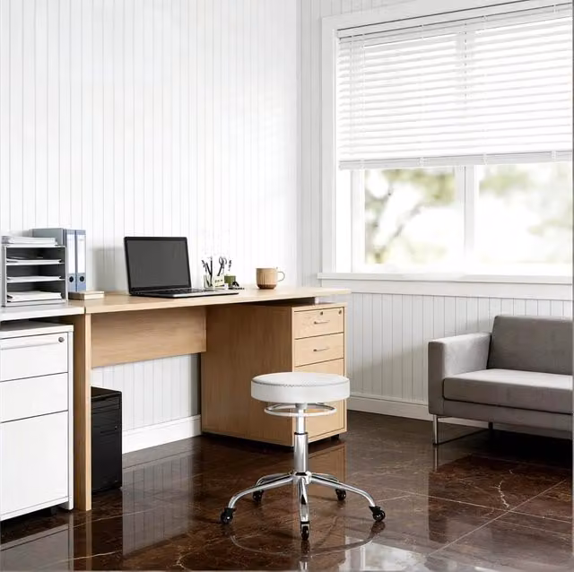 Sgabello da ufficio girevole con seduta imbottita regolabile in altezza 46-58 cm, rivestimento in pelle sintetica nero